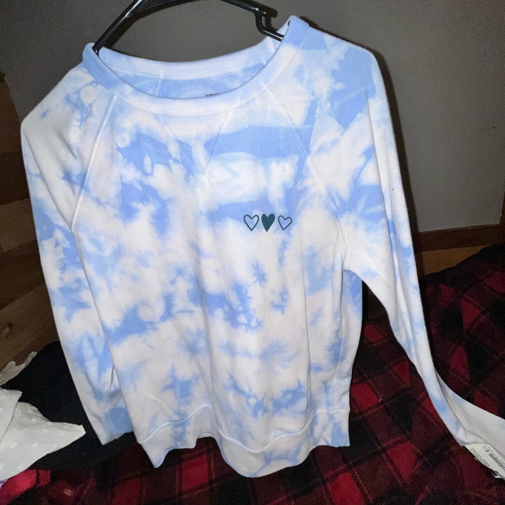 Blue tie dye long sleeve pull over.
